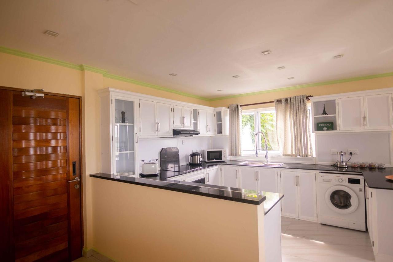 Azamat Self-Catering Apartment Pointe La Rue Eksteriør bilde